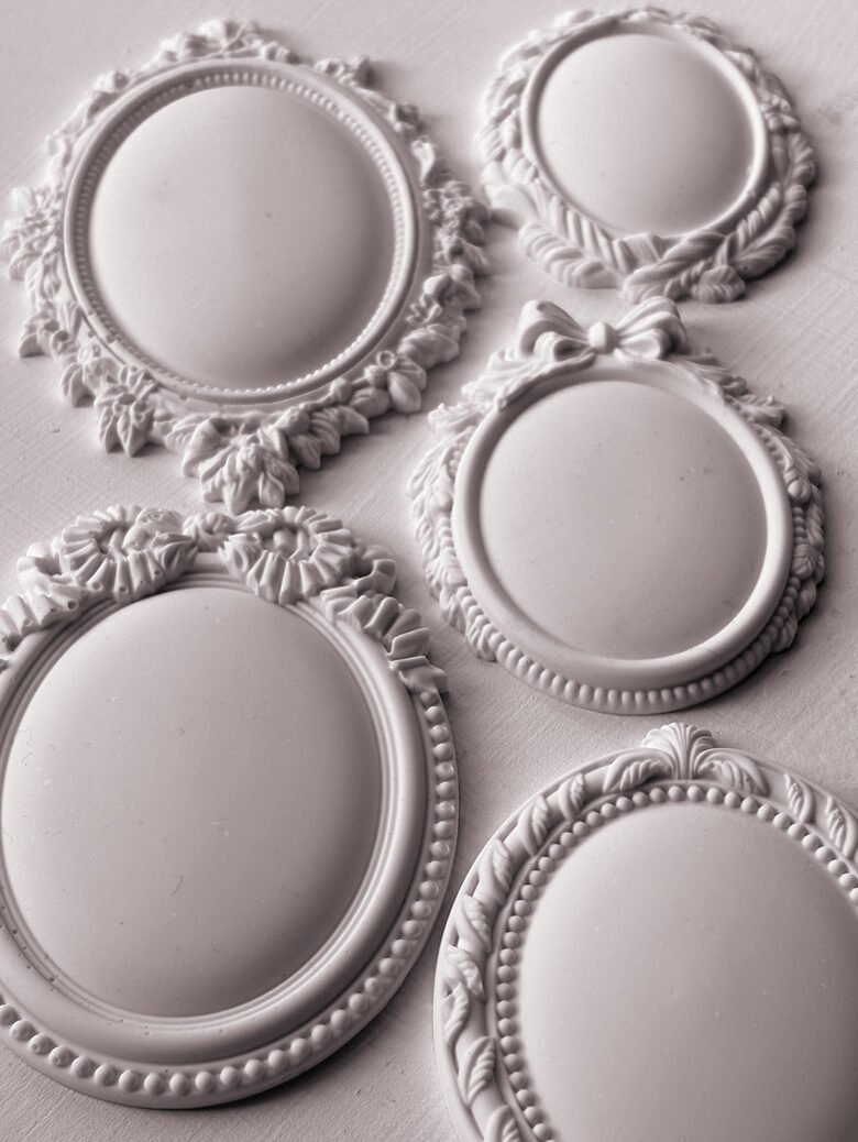 VINTAGE BROOCHES